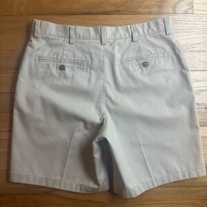 L.L. Bean Mens Classic Fit Light Beige Cotton Flat Front Shorts Size 33